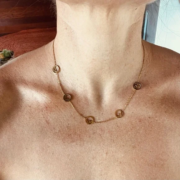 Elegant Gold Fendi Pendant Necklace - Picture 3 of 7